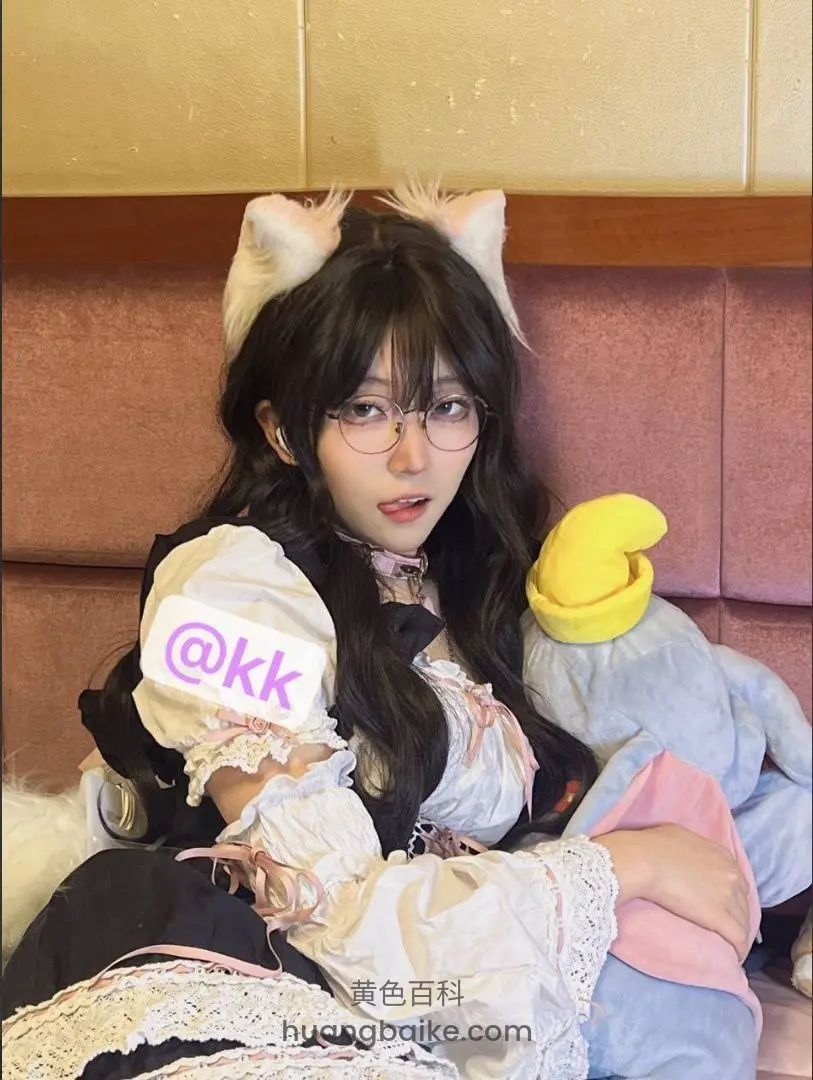 床上靠着看镜头，@kk在袖子上