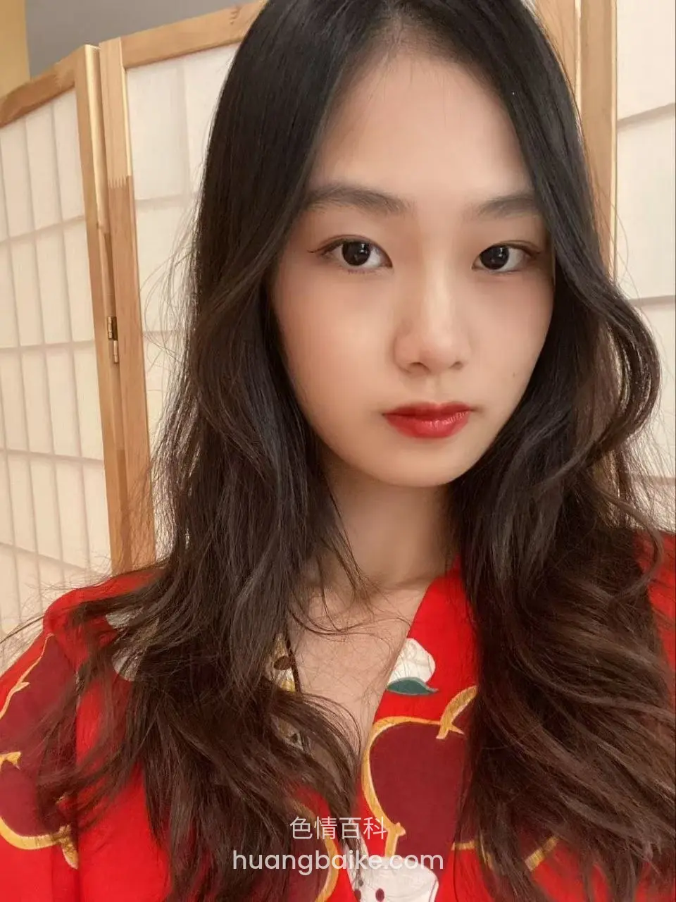 红衣服特写领口，镜头对着胸前
