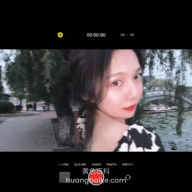 户外湖边自拍，手机界面显示录像模式