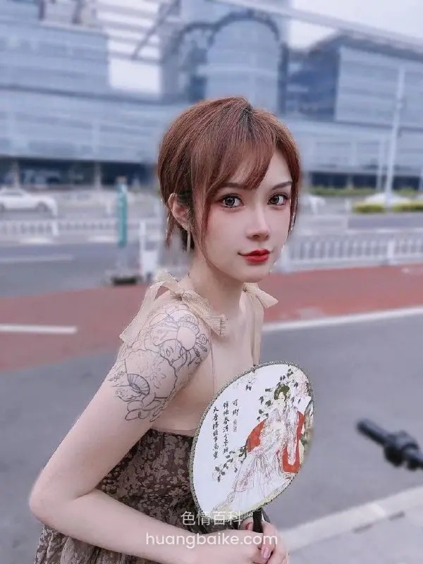 清纯学生妹的头按下去猛深喉，他的鸡巴一下下直顶到喉咙最里面，撅着肥屁股像只发情的小母狗