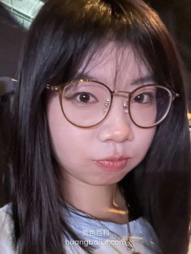 车内近景对着镜头撅嘴