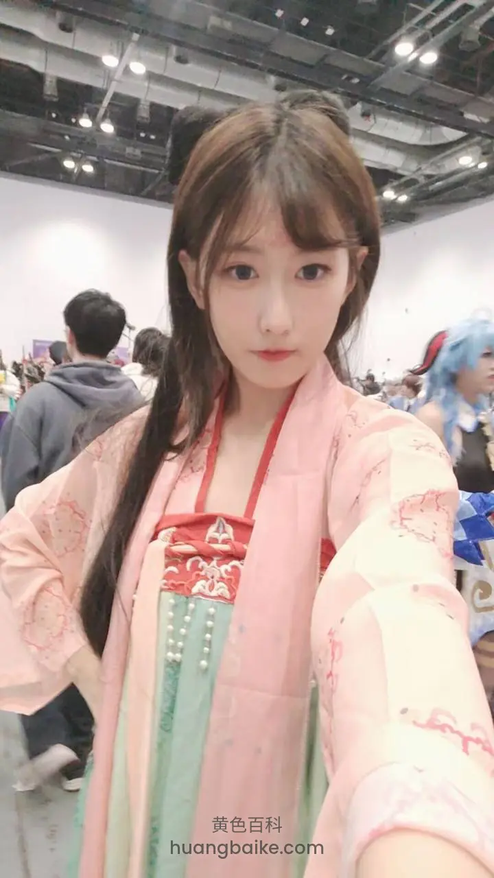 展会现场自拍，身后很多人