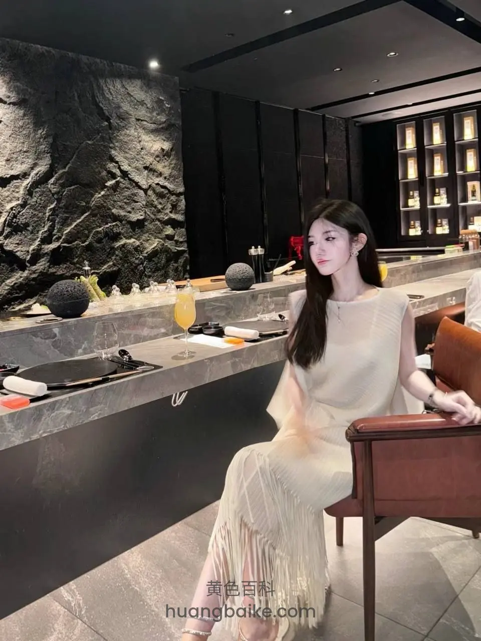 酒吧吧台边坐着