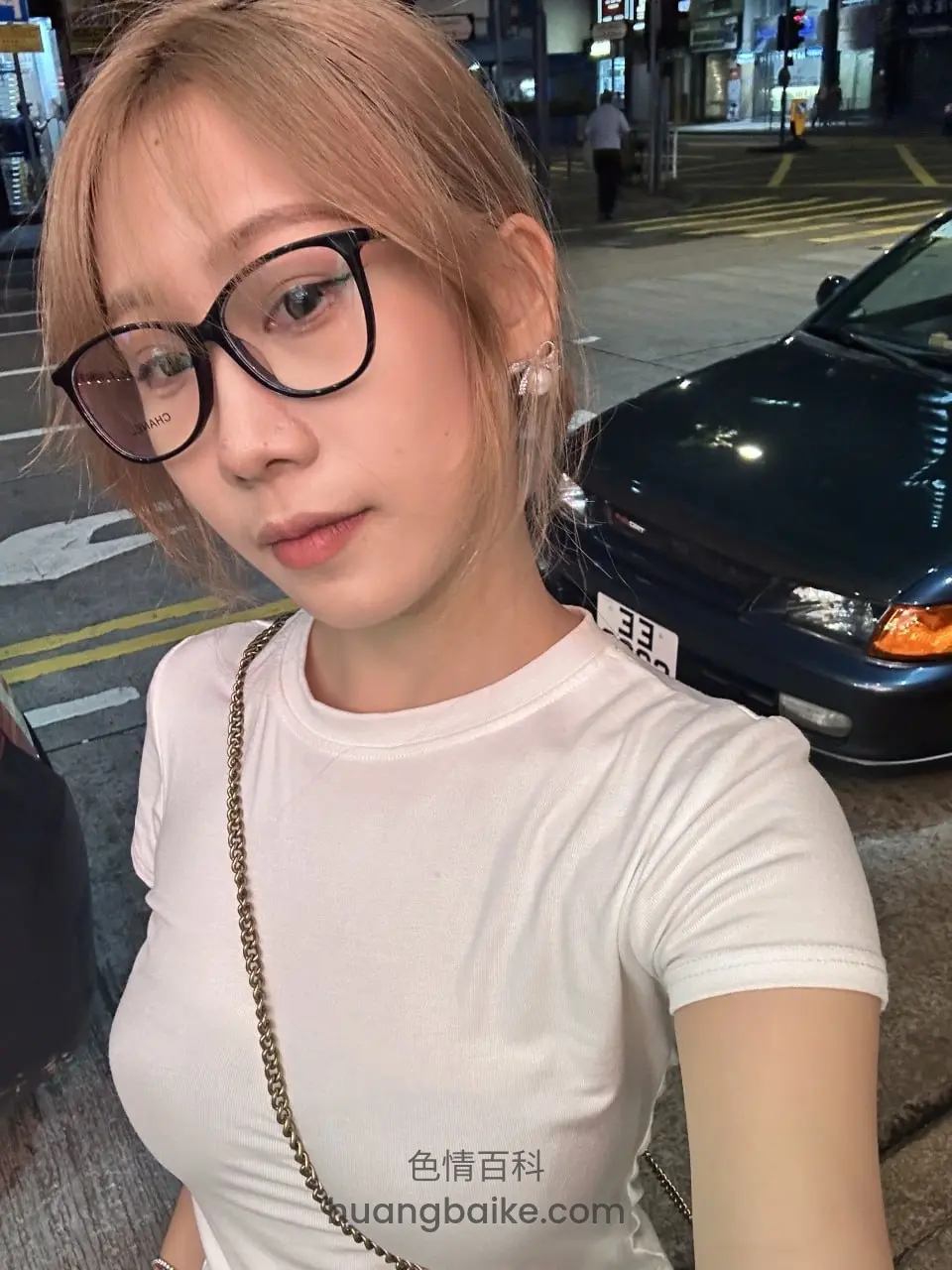 街头近距离自拍，身后停着黑车