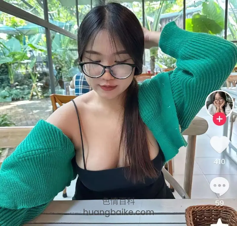 餐厅里抬手撩头发，界面点赞410