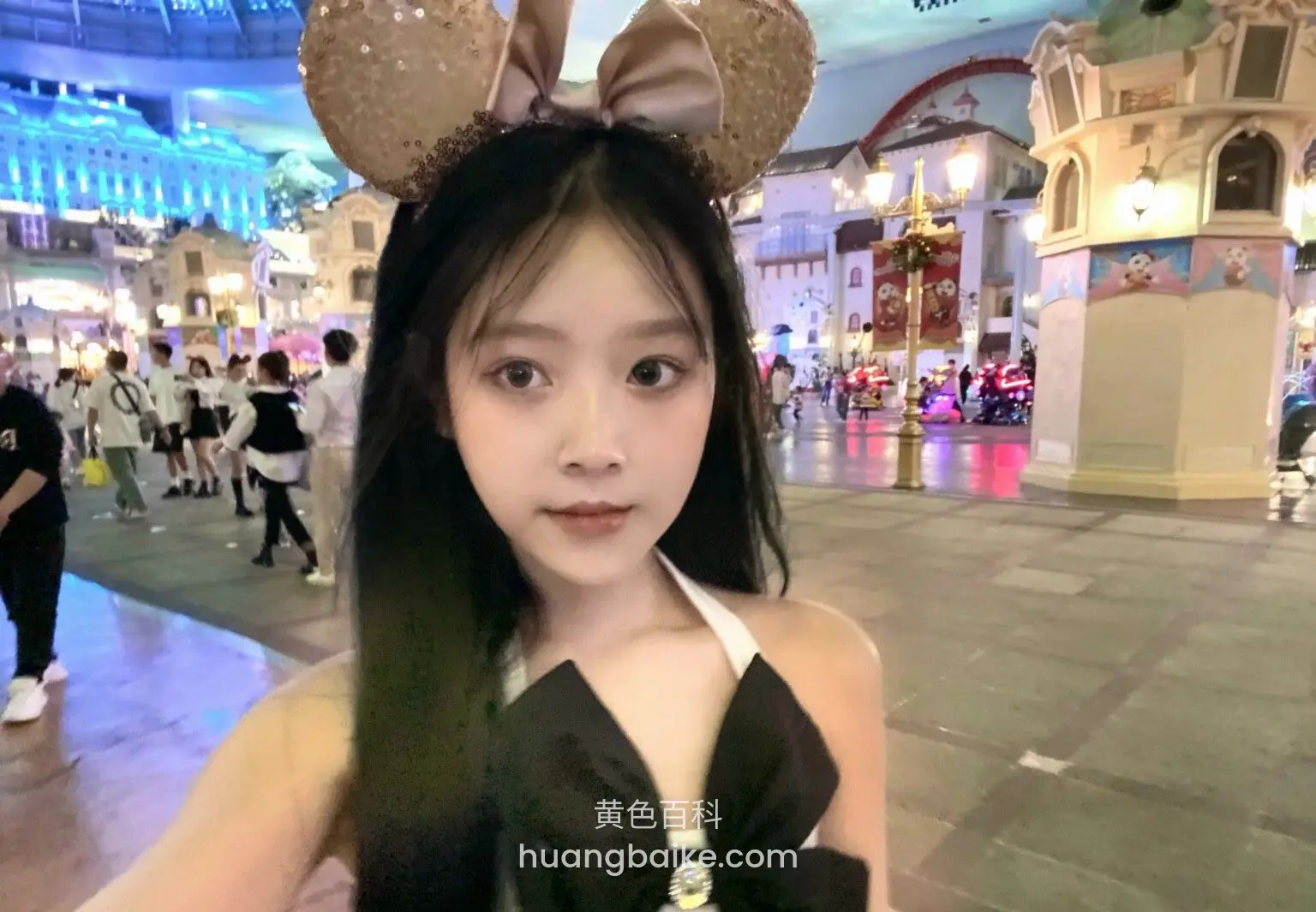 夜晚主题乐园自拍，身后灯火和人群，谁拍的