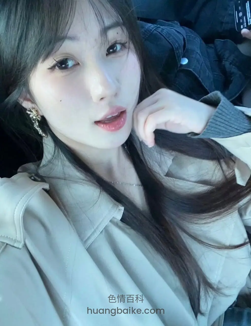 车内侧脸镜头，手摸着头发