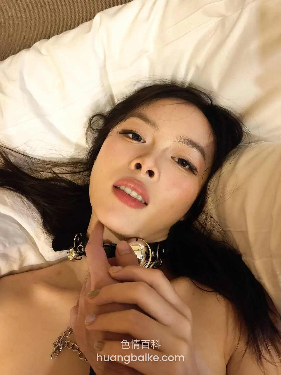 床上躺着抬头看镜头，手指抵着下巴