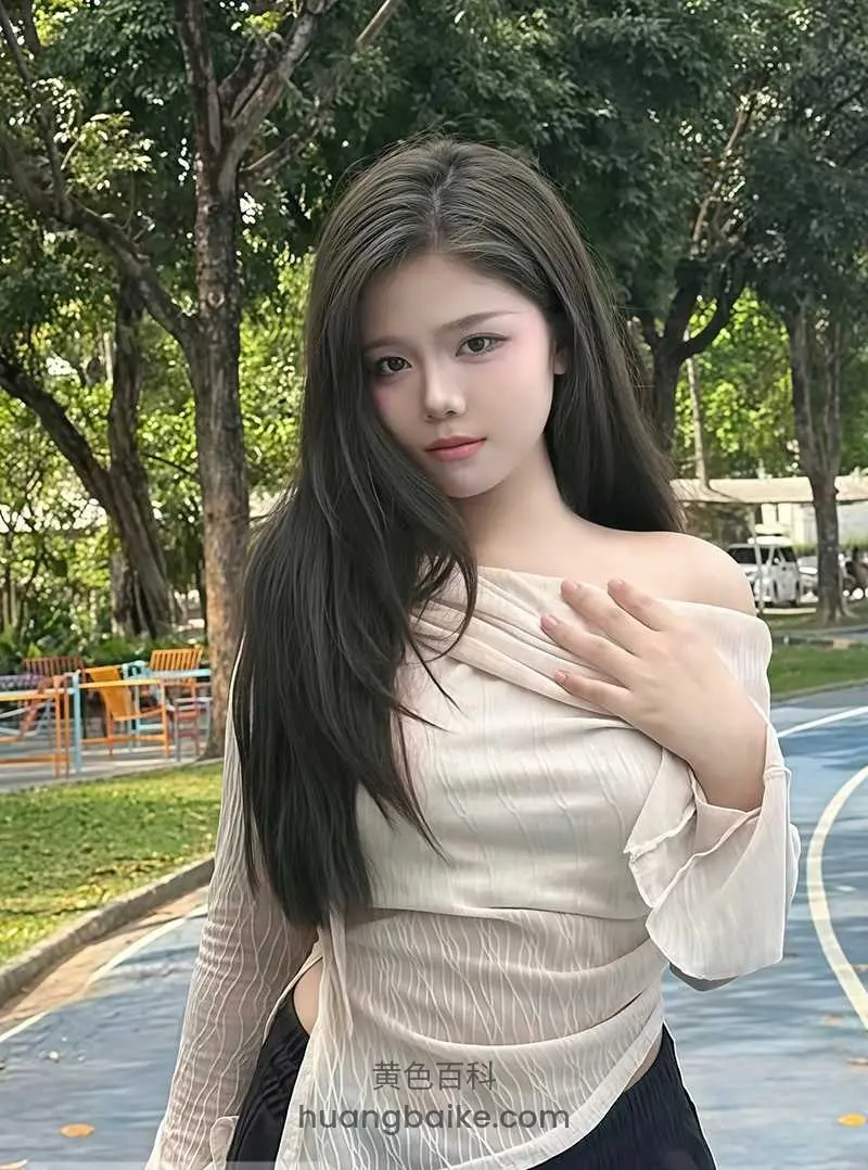 户外篮球场，手按胸口望向镜头