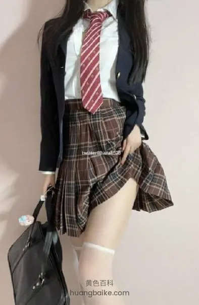 学校走廊 手里拎着黑色书包