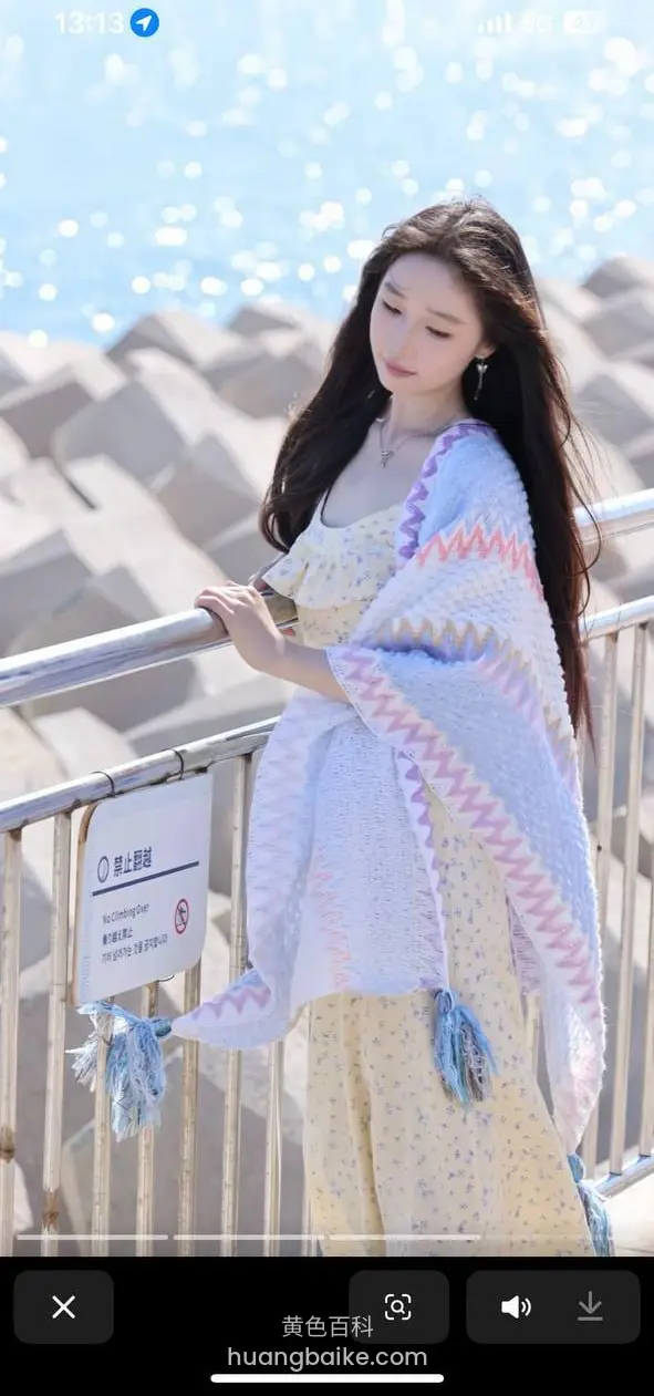 靠着海边栏杆，牌子上写禁止钓鱼
