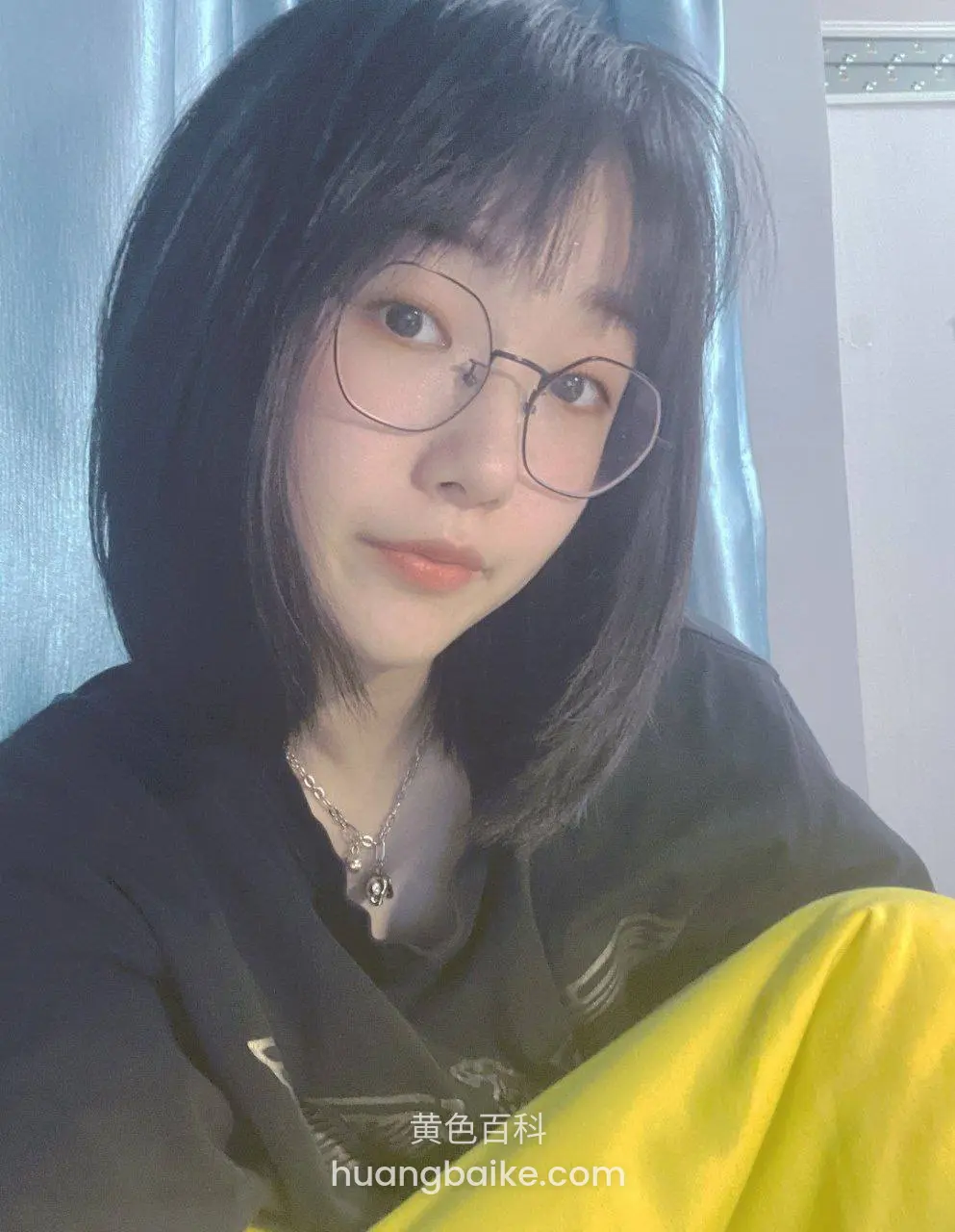 沙发上戴眼镜歪头看镜头 15