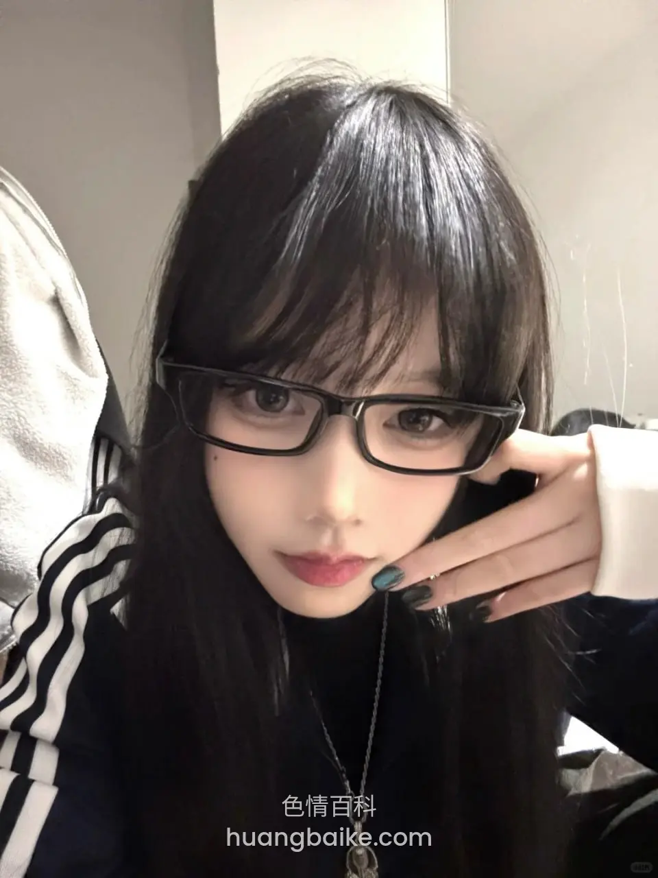 室内自拍，手指抵着脸颊