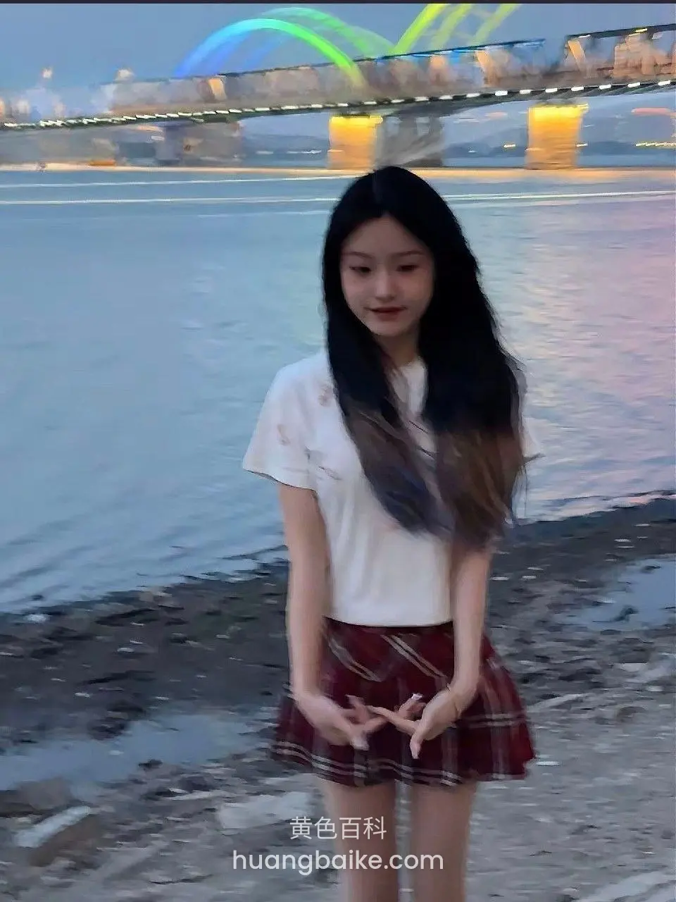 河边桥下双手比心