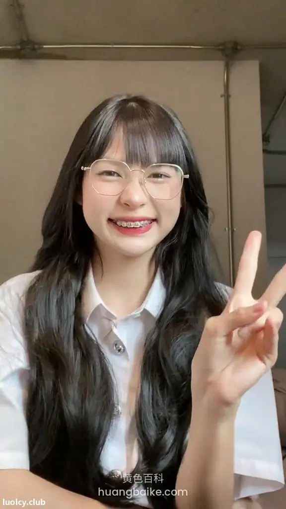 教室里举手比耶，身后墙壁