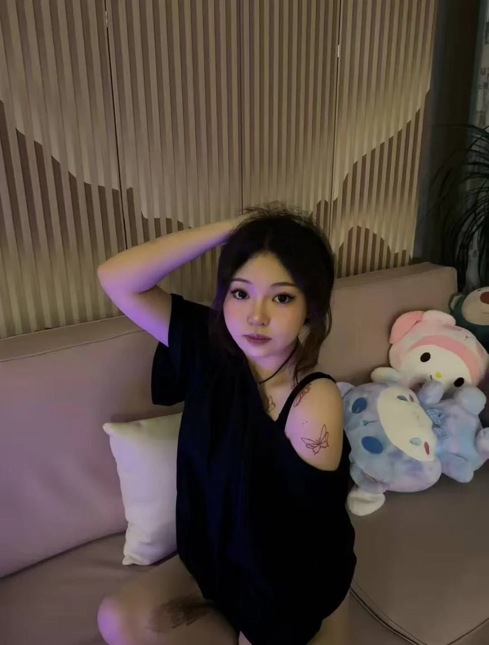 沙发上单手撩发 旁边躺着美乐蒂