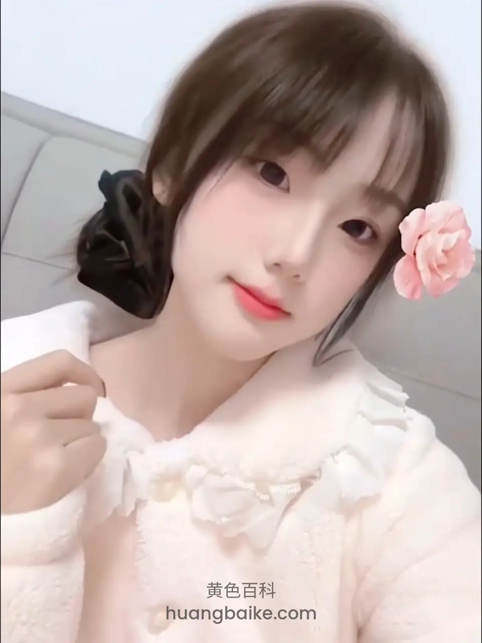 镜头前捏衣领看镜头