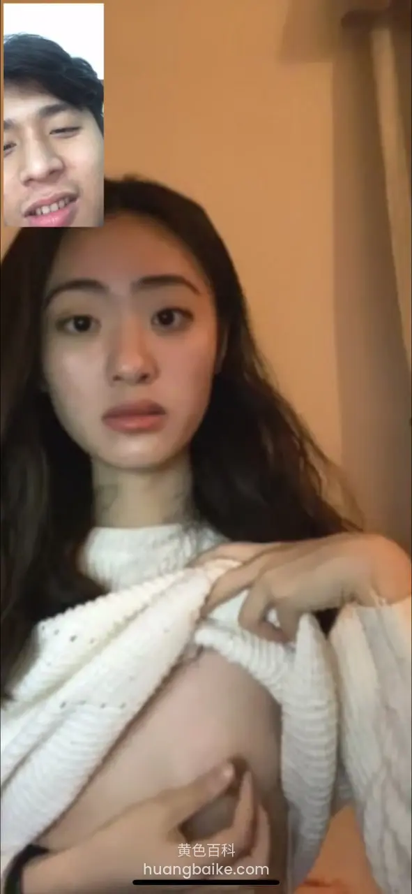 视频通话中拉开毛衣露出胸部，屏幕左上角小窗口
