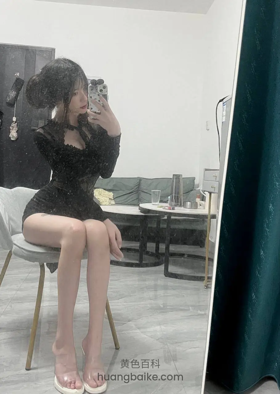椅子上翘腿自拍，手机举到脸旁