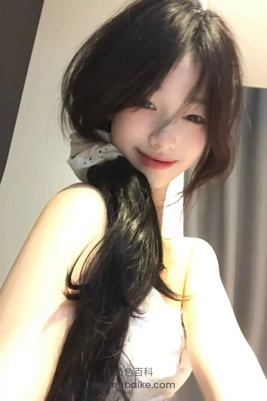 白吊带自拍 手机举高