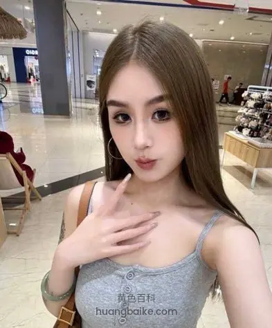 商场里自拍，食指抵着下巴