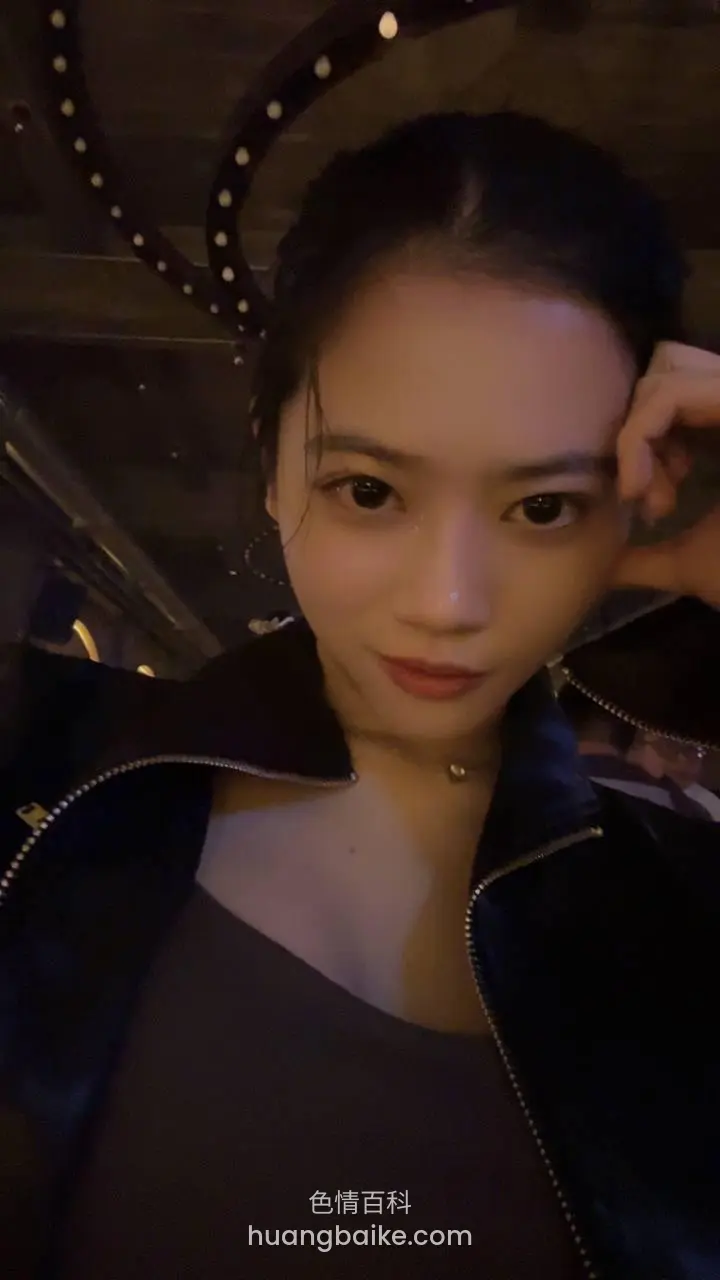 手机自拍近脸，手指抵着太阳穴