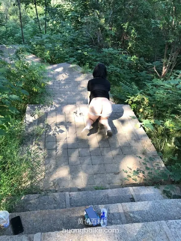 林间石阶上翘臀跪着