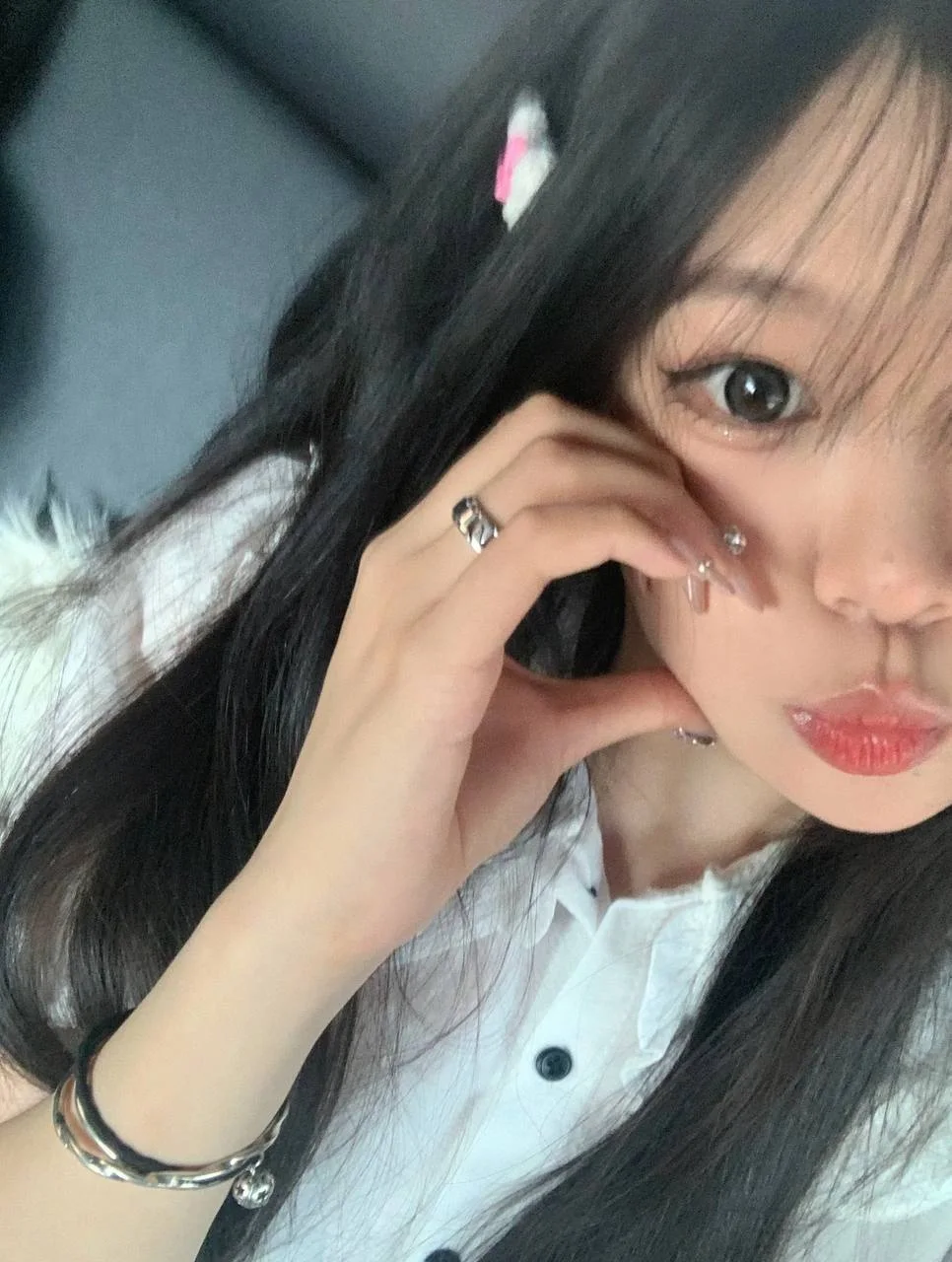 女生手指比V贴脸自拍露出粉色发夹和戒指