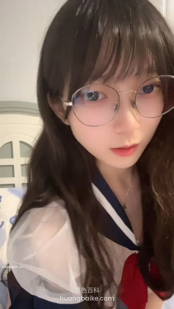 镜头对着脸，穿着水手服