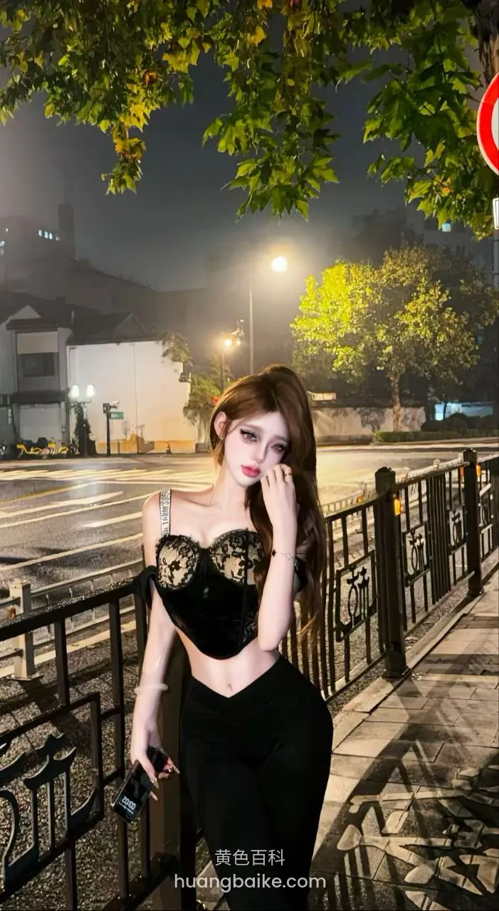 夜路街边手举手机