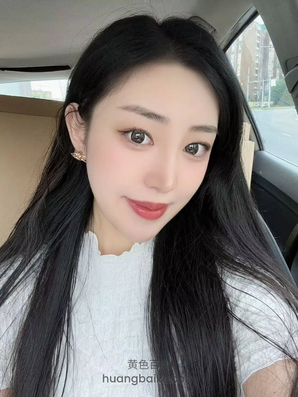 车里自拍，背景是路边建筑