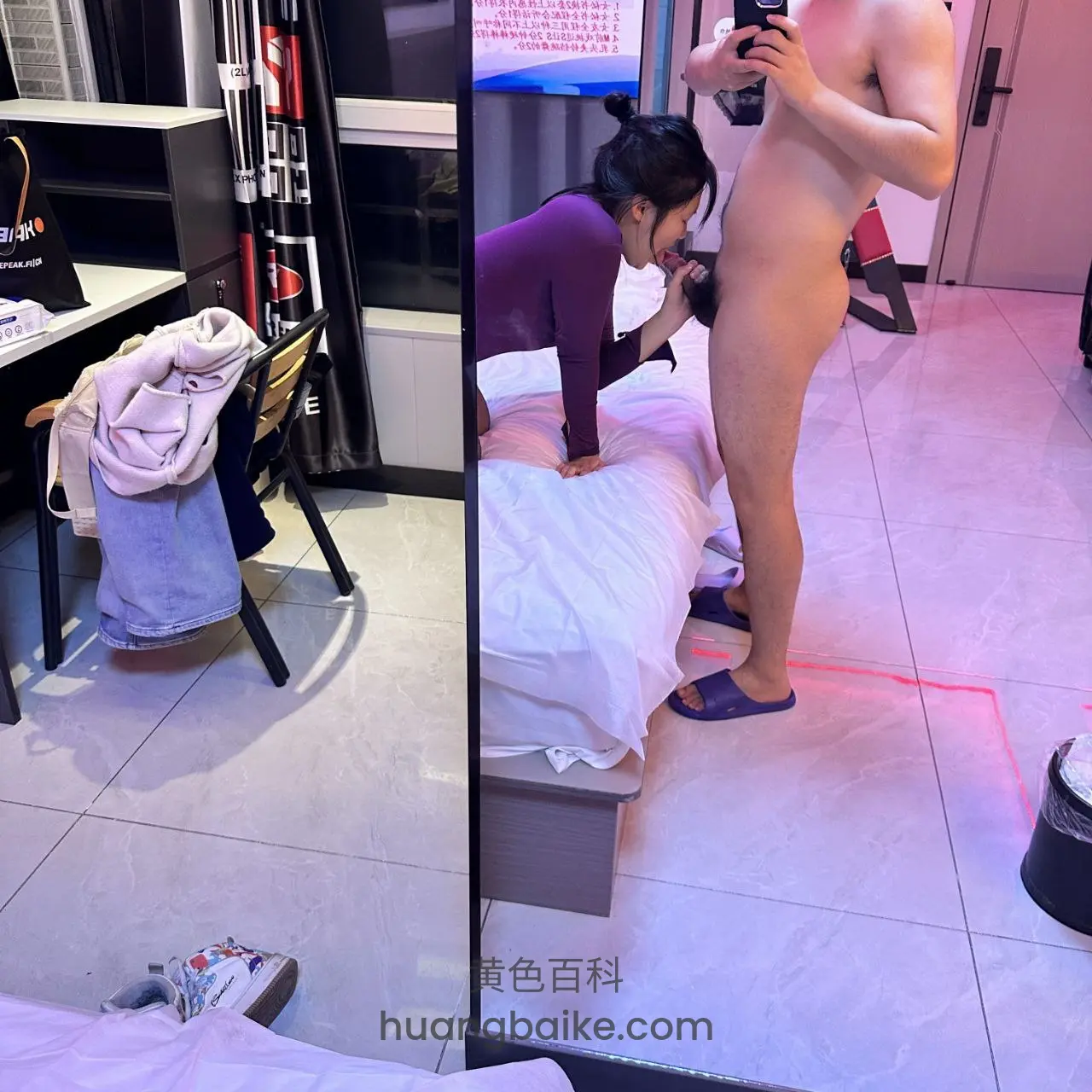 镜子反射紫衣少妇跪床口交