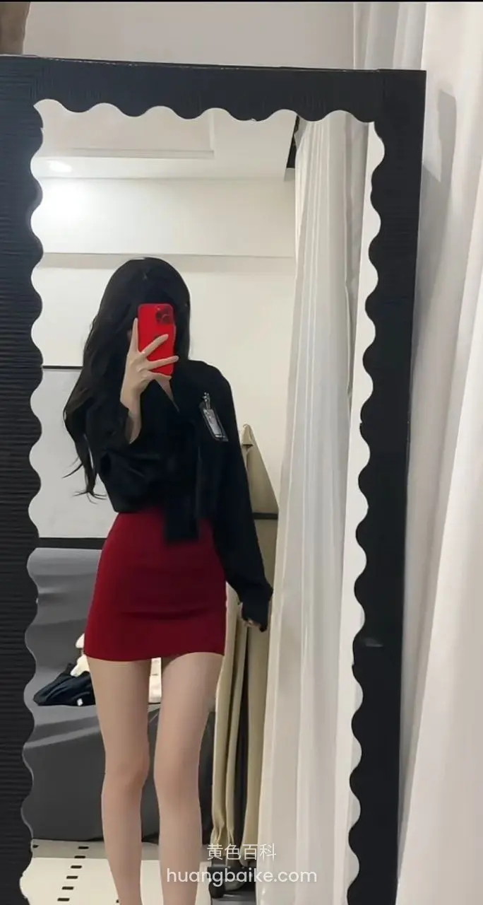 镜子前举红手机自拍