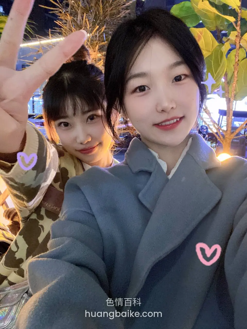 夜晚街头自拍，旁边人比V
