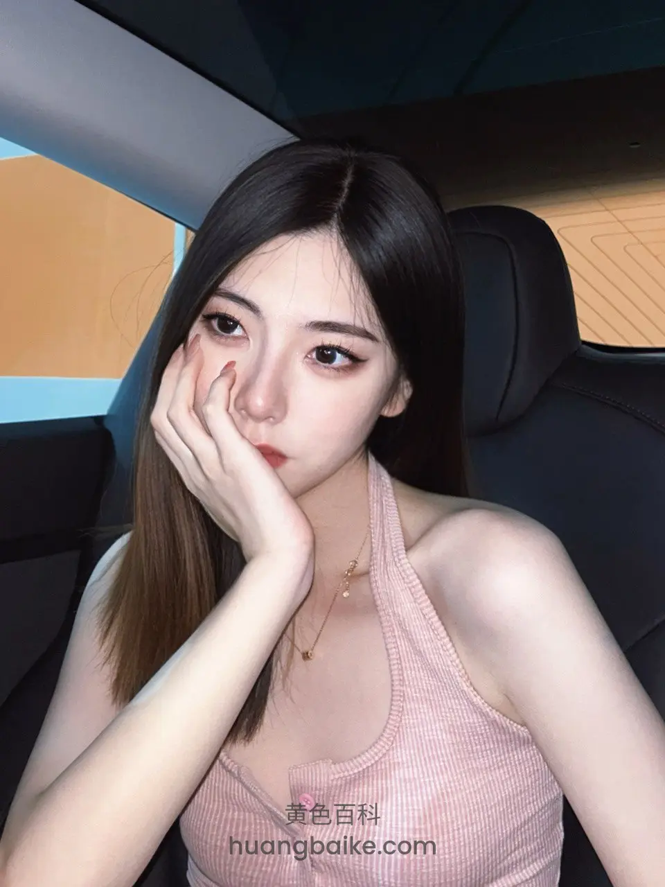 镜头前手撑脸望向这边