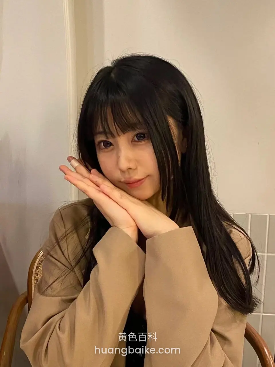 椅子上双手托着下巴看镜头