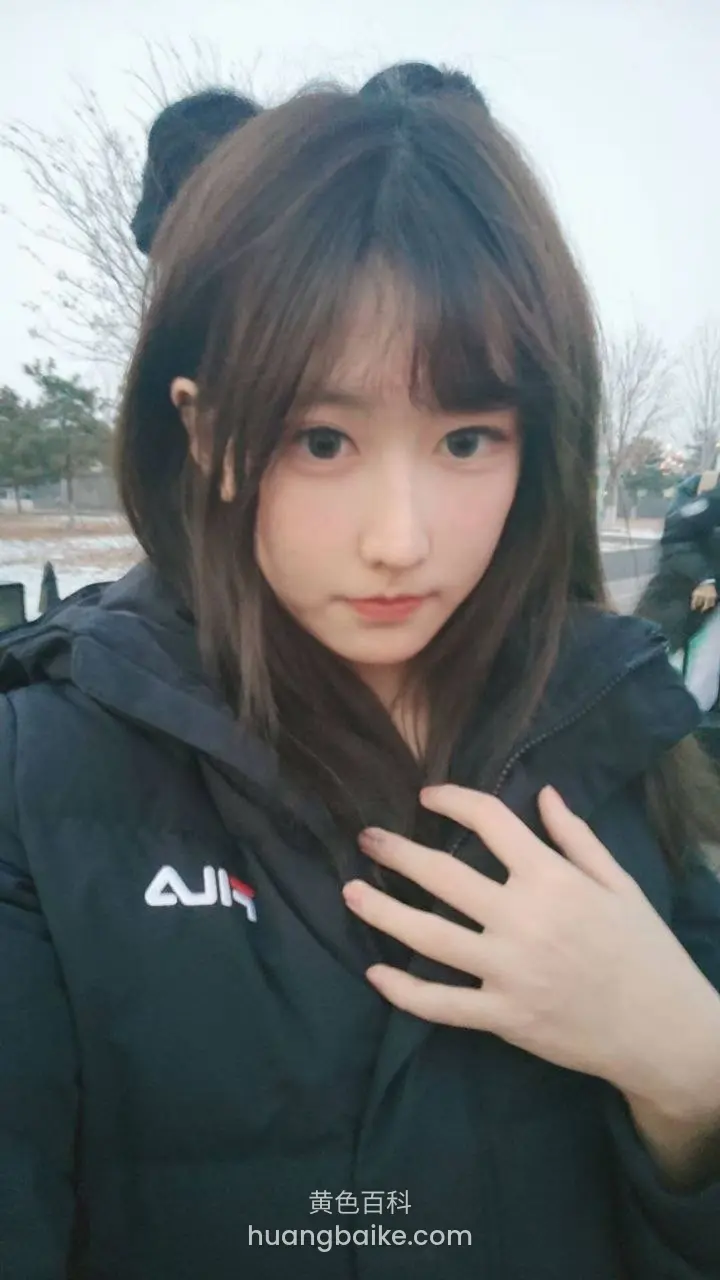 户外手按胸口看镜头