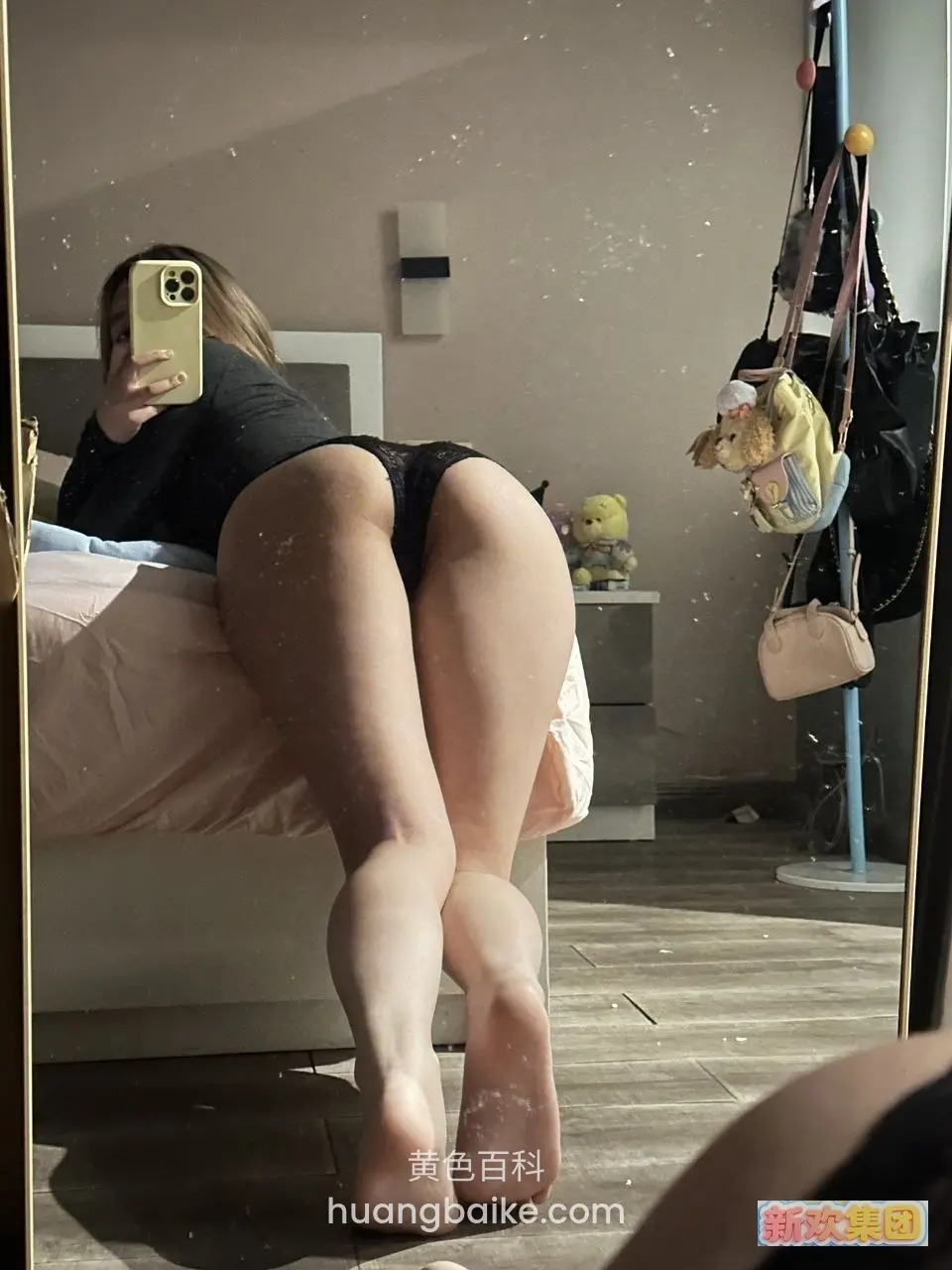 卧室床上翘着屁股举手机自拍，身后挂着包和玩具