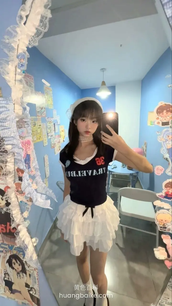 镜子前自拍，手机举在胸前