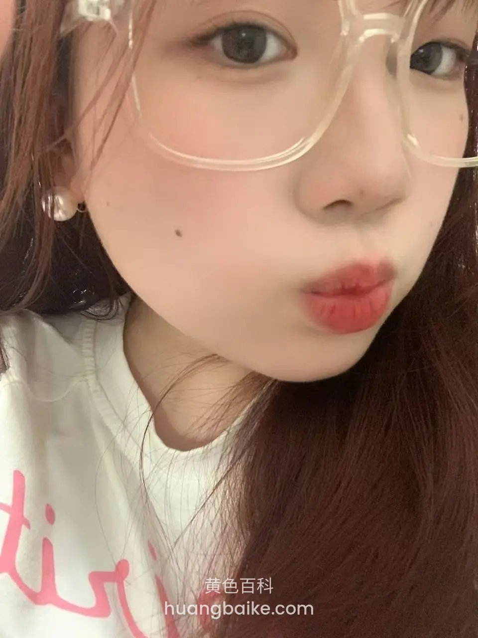 眼镜妹撅嘴自拍，手机挡了半张脸