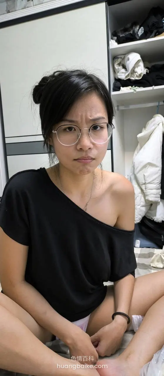 衣柜前盘腿坐着，双手放在腿上