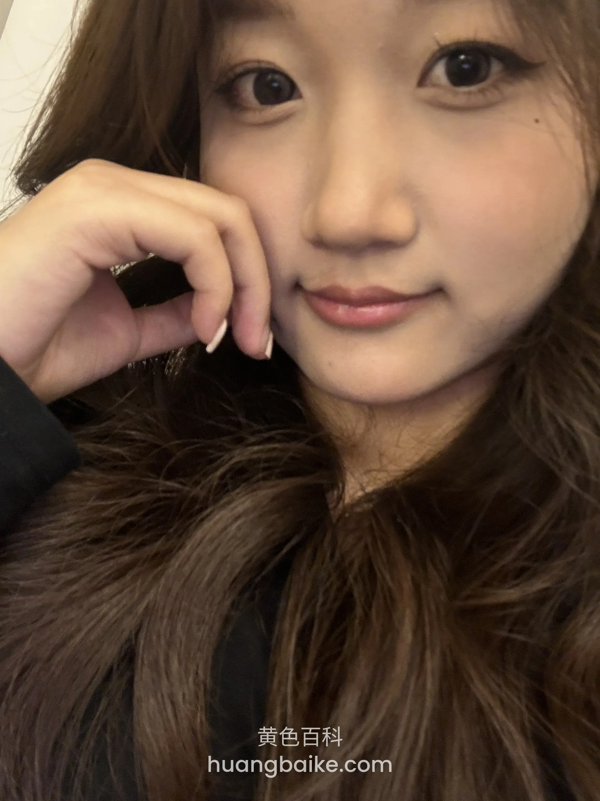 手托着下巴对着镜头