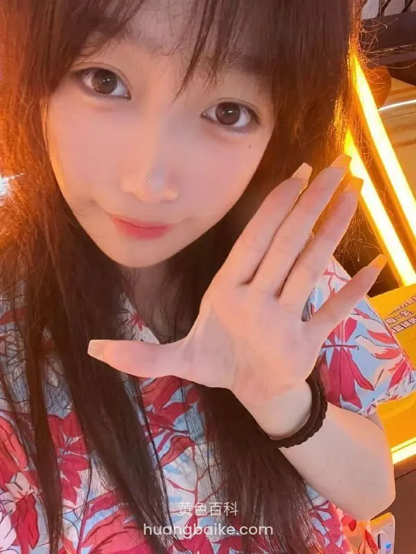 手掌伸向镜头遮住下巴