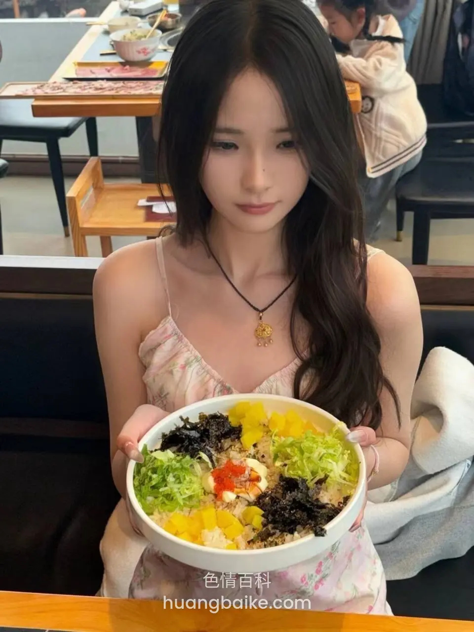 餐厅里双手捧着大碗沙拉看镜头