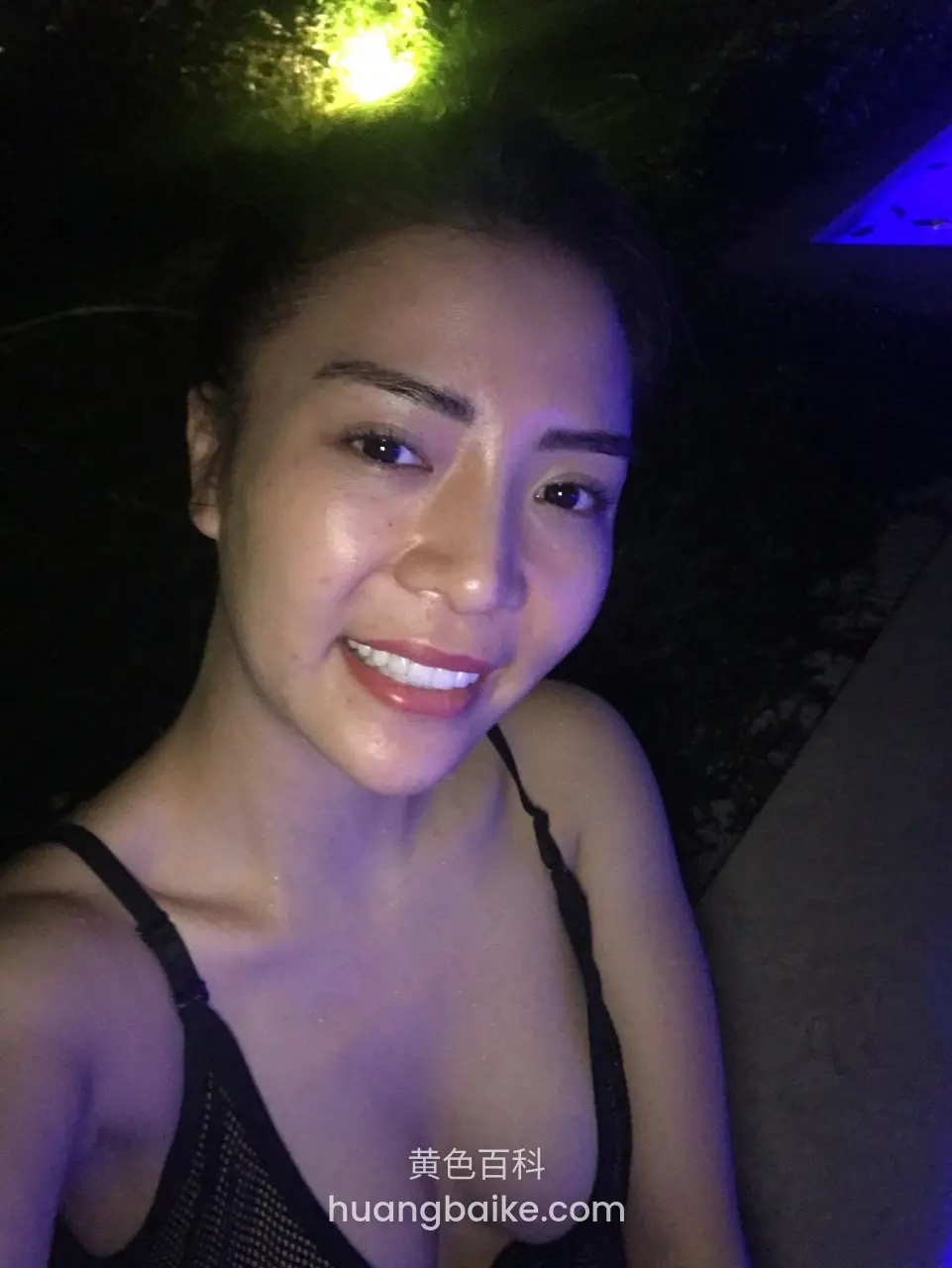 夜里户外抬头自拍，头顶有盏绿灯