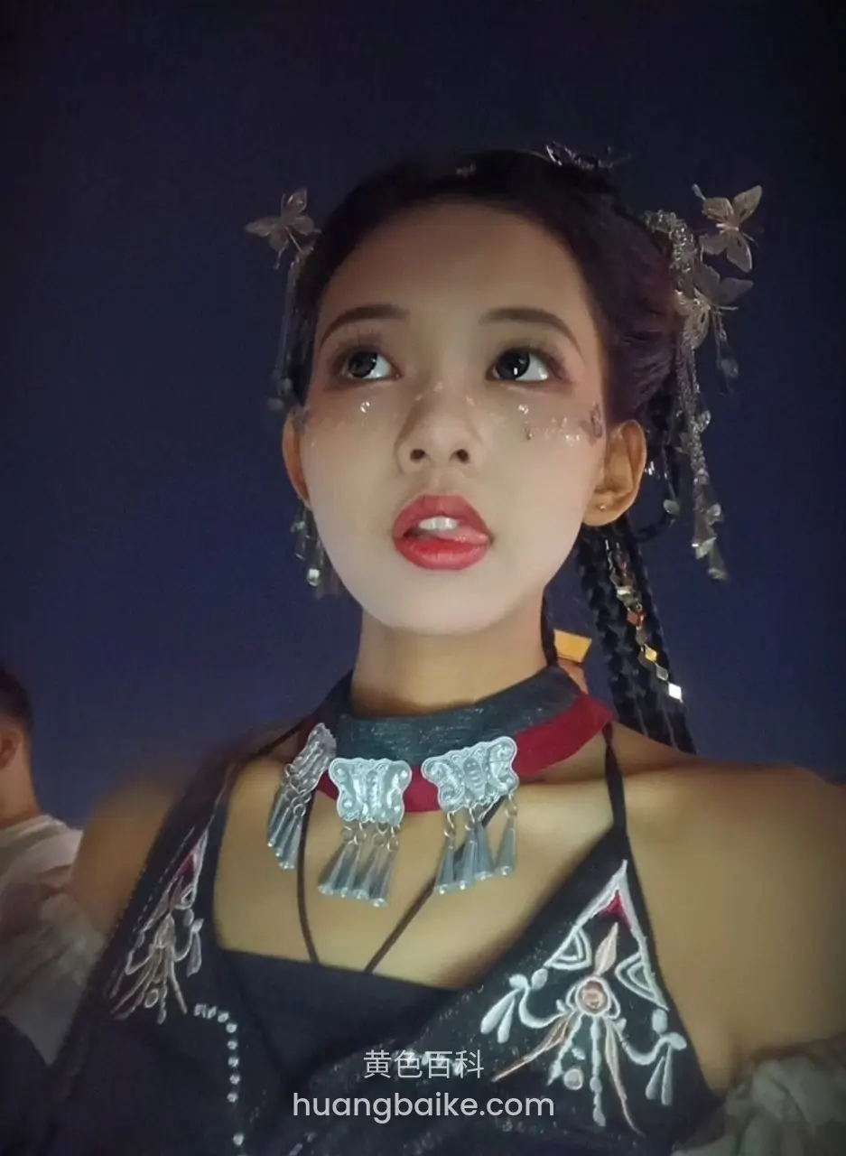 抬头看镜头，脸上贴水钻和泪珠