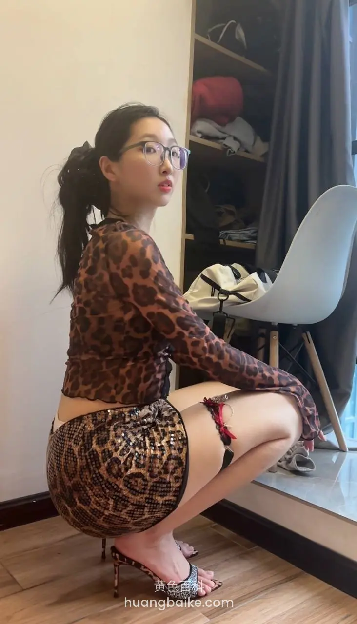 卧室蹲着侧身，身后衣柜