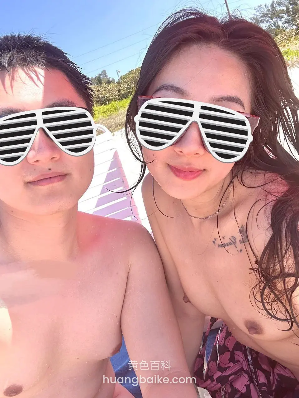 海边自拍合影，两个人都戴白黑条纹墨镜