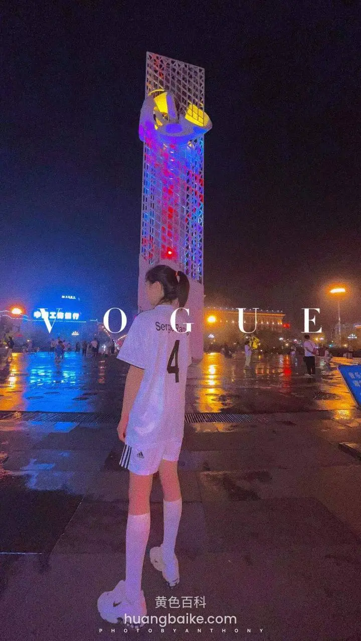 夜里广场站着看灯塔，镜头对着身后