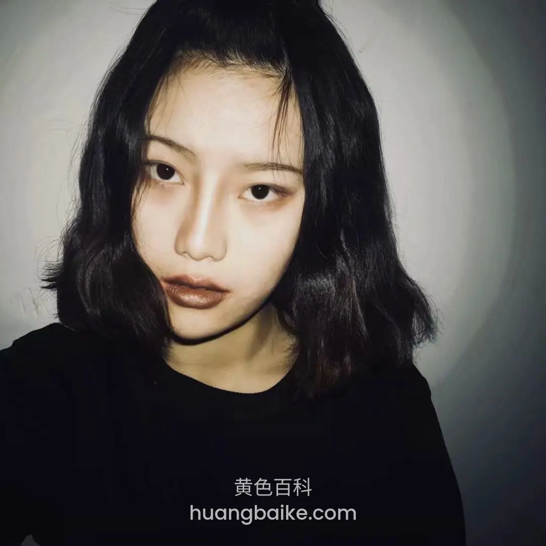 盯着镜头自拍,黑发齐肩